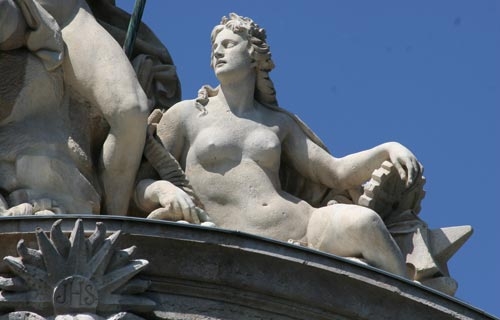 Facing city and lake, the front rooftop is elaborately decorated with statues of Neptune, Ceres and Mercury.